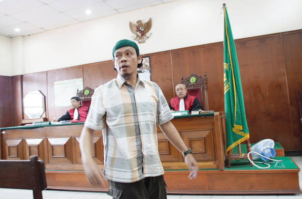 Terdakwa kasus terorisme Muhammad Khoiron dalam persidangan di Pengadilan Negeri Jakarta Utara, 2 April 2018. (Arie Firdaus/BeritaBenar)