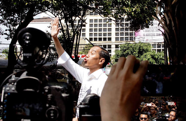 Calon petahana Joko Widodo menyapa pendukungnya usai mendaftarkan diri sebagai calon presiden di KPU Pusat di Jakarta, 10 Agustus 2018. (Arie Firdaus/BeritaBenar)
