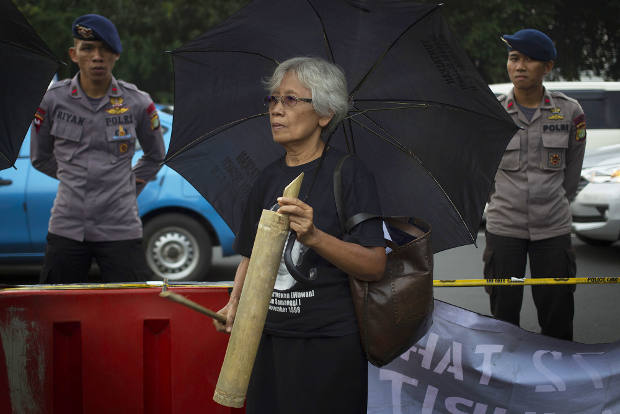 Maria Catharina Sumarsih, ibu korban Tragedi Semanggi I, bergabung dengan pengunjuk rasa dalam peringatan Hari Perempuan Internasional 2018 di Jakarta, 8 Maret 2018. (Afriadi Hikmal/BeritaBenar)