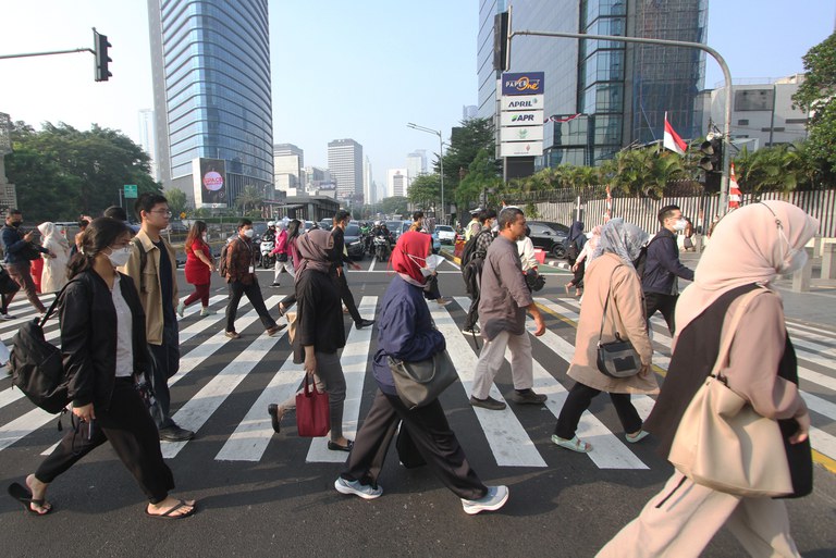 Warga, sebagian besar mengunakan masker, menyeberang jalan di salah satu pusat kota Jakarta, Kamis, 10 Agustus 2023. [Eko Siswono Toyudho/BenarNews]