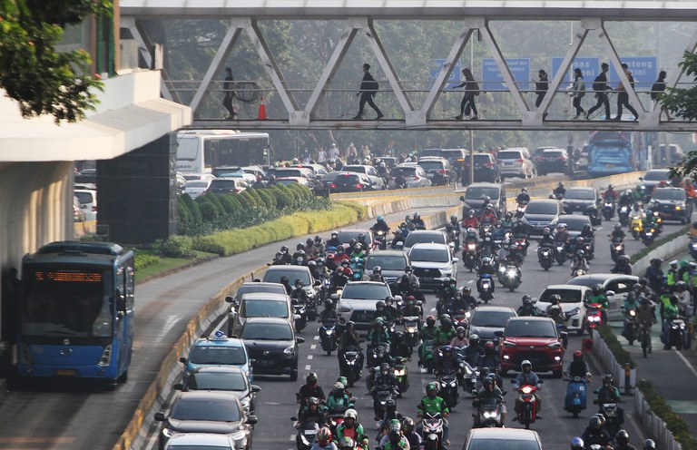 Pekerja melintas di atas jembatan penyeberangan saat lalu lintas ramai di Jalan MH Thamrin Jakarta, 10 Agustus 2023. Indeks kualitas udara Jakarta mencapai angka 163 dalam data per pukul 07.00 WIB pada hari itu, yang berdasarkan indeks IQAir masuk dalam kategori "tidak sehat". Aktivis Wahana Lingkungan Hidup Indonesia (WALHI) Jakarta Muhammad Aminullah mengatakan pemerintah harus melepas ketergantungan pada kendaraan pribadi ke transportasi publik masal. [Eko Siswono Toyudho/BenarNews]