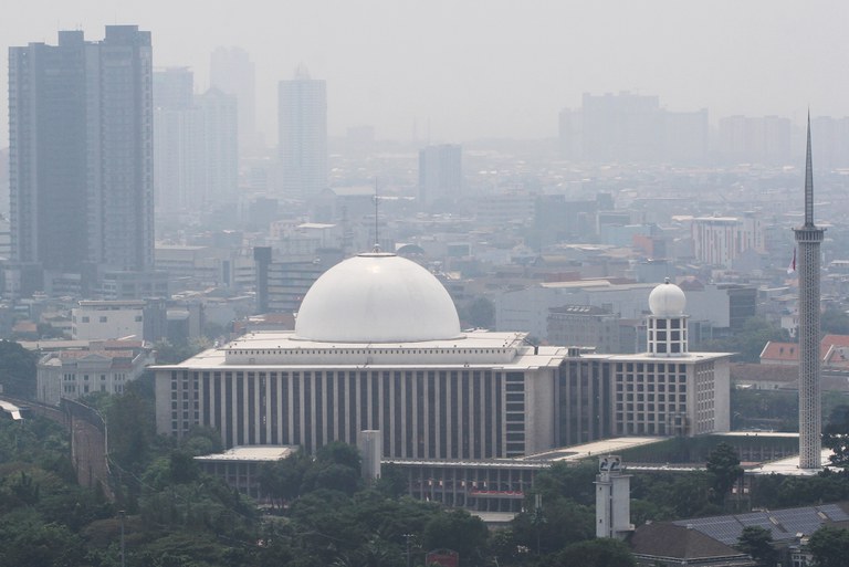 Masjid Istiqlal dan bangunan lainnya di Jakarta yang terlihat samar diselimuti asap dari polusi udara, Kamis, 10 Agustus 2023. [Eko Siswono Toyudho]
