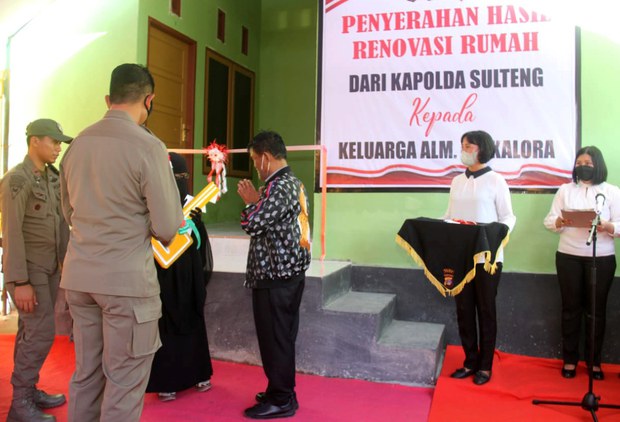 Janda dari Pemimpin Kelompok Militan Terafiliasi ISIS Terima Bantuan Renovasi Rumah