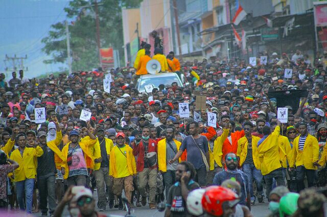 Para pengunjuk rasa turun ke jalan di Jayapura mengecam perlakuan rasis yang diterima warga Papua dan menuntut diadakannya referendum di provinsi paling timur Indonesia itu, 29 Agustur 2019. (Agus Pabika/BeritaBenar)
