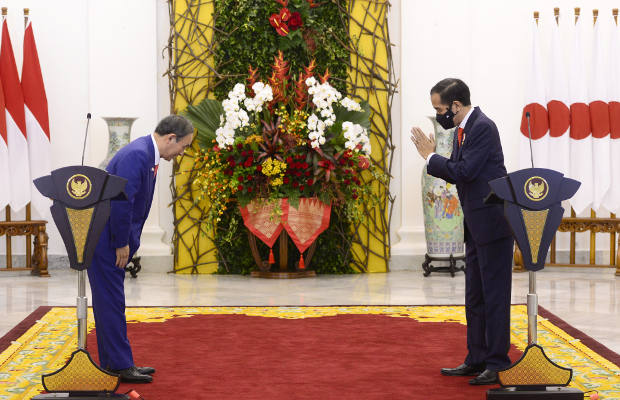 Perdana Menteri Jepang Yoshihide Suga (kiri) dan Presiden Indonesia Joko Widodo saling memberikan salam dalam  konferensi pers bersama di Istana Kepresidenan RI, di Bogor, 20 Oktober 2020. [Foto: Istana Kepresidenan RI]