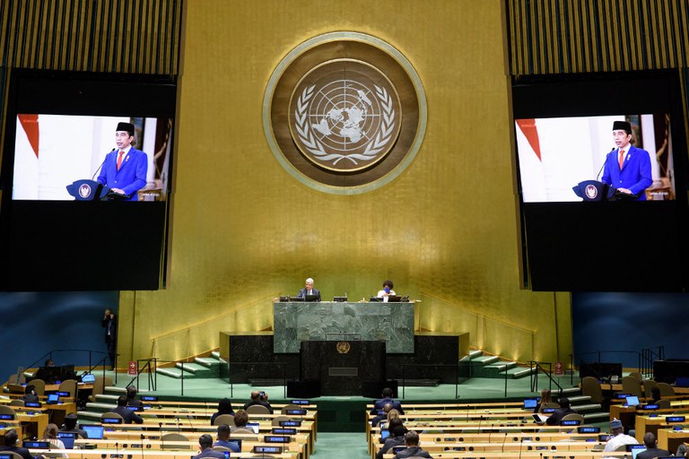 Video Presiden Indonesia Joko Widodo tampak di layar di markas PBB di New York saat ia menyampaikan pidatonya secara daring dari Indonesia dalam Sidang Umum ke-75 lembaga tersebut pada 22 September 2020. [PBB via Reuters]