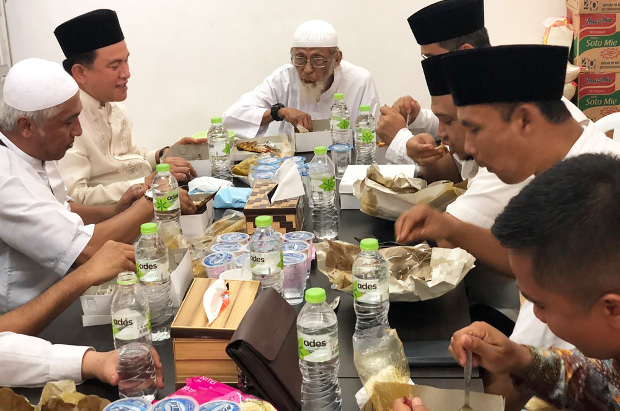 Abu Bakar Ba’asyir (tengah) makan siang bersama Yusril Ihza Mahendra (kiri) di Lembaga Pemasyarakatan Gunung Abu Bakar Ba’asyir (tengah) makan siang bersama Yusril Ihza Mahendra (kiri) di Lembaga Pemasyarakatan Gunung Sindur, Bogor, Jawa Barat, 18 Januari 2019. (Dok. Yusril Ihza Mahendra)
