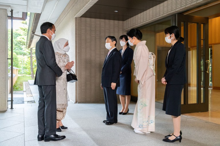 Presiden Indonesia Joko Widodo dan Ibu Negara Iriana Widodo bertemu dengan Kaisar Jepang Naruhito dan Permaisuri Masako di Istana Kekaisaran di Tokyo, Jepang, 27 Juli 2022. [Badan Rumah Tangga Kekaisaran Jepang/Handout via Reuters]