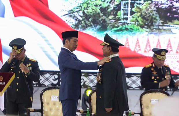 Presiden Jokowi beri pangkat jenderal kehormatan kepada Prabowo Presiden Jokowi beri pangkat jenderal kehormatan kepada Prabowo