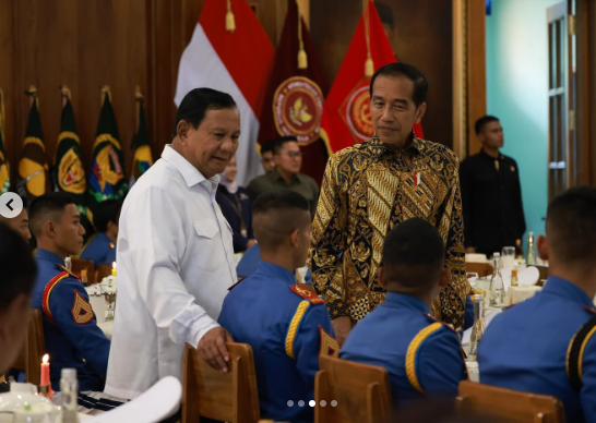 Menteri Pertahanan yang juga pemenang pemilihan presiden, Prabowo Subianto, dan Presiden Joko “Jokowi” Widodo berbicara dengan taruna akademi militer di Jawa Tengah, dalam foto yang diunggah oleh menteri tersebut di akun Instagramnya pada 29 Januari 2024. [Via Instagram @prabowo]