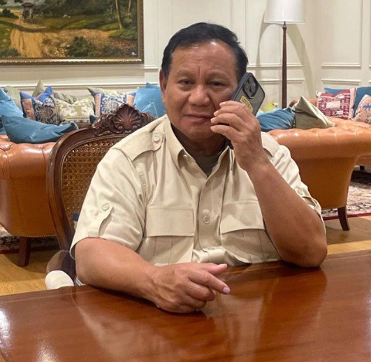 Foto Prabowo Subianto menerima telepon ucapan selamat dari sejumlah kepala pemerintahan terkait kemenangannya dalam pemilihan presiden Pemilu 2024, di Jakarta, 15 Februari 2024. [Via Instagram @Prabowo]