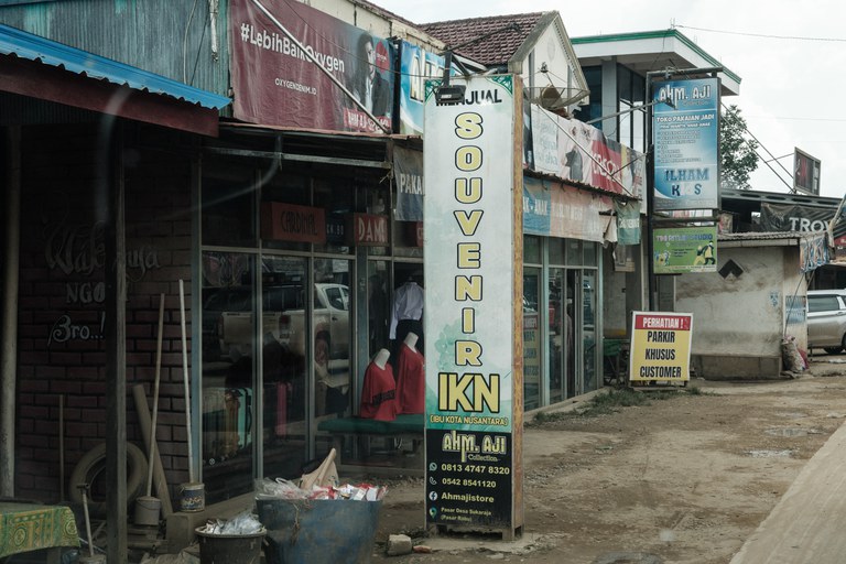 Sebuah toko suvenir terlihat di jalan menuju ibu kota baru Nusantara,  di Sepaku, Kalimantan Timur, pada 10 Juli 2024. [Yasuyoshi Chiba/AFP]
