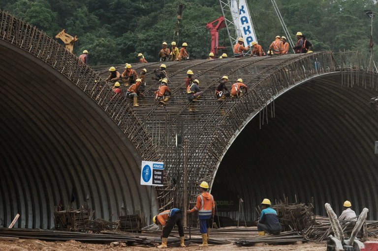 Para pekerja melakukan aktivitas di lokasi pembangunan Ibu Kota Nusantara di Penajam Paser Utara, Kalimantan Timur, 11 Juli 2024. [Yasuyoshi Chiba/AFP]