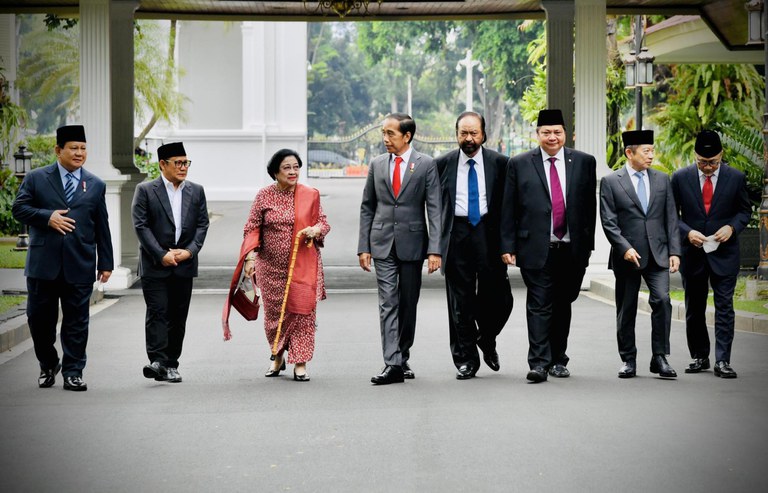 Presiden Joko Widodo (tengah) berjalan bersama para ketua umum partai politik utama sebelum mengumumkan reshuffle kabinet di Istana Negara, Jakarta, 15 Juni 2022. [BPMI/Sekretariat Kabinet]