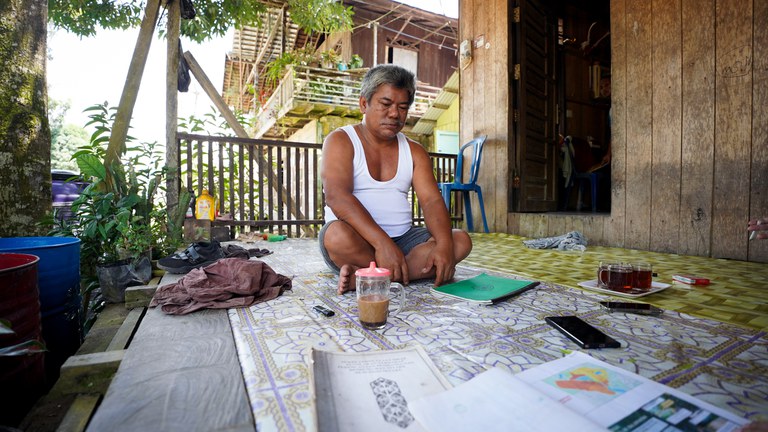 Pandi, seorang warga Desa Sepaku Lama di Kalimantan Timur, menyatakan keprihatinannya tentang proyek Ibu Kota Nusantara, 28 Juli 2024. [Muhibar Sobary Ardan/BenarNews]