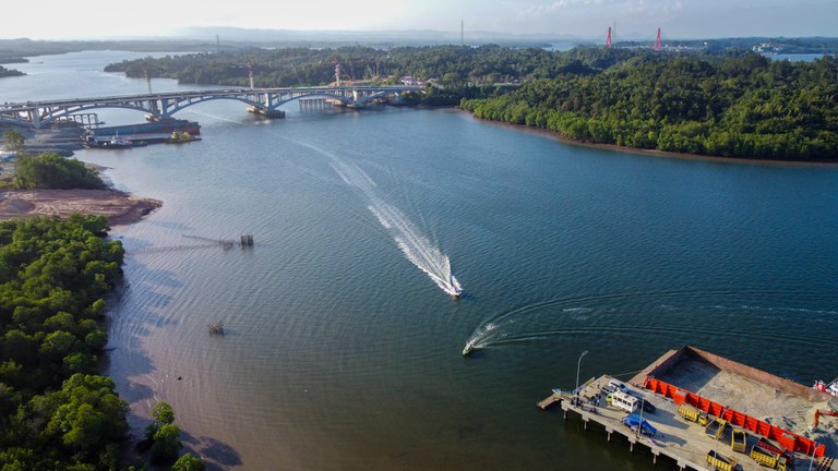 Pemandangan jembatan bentang pendek Pulau Balang di Teluk Balikpapan, Kalimantan Timur, tidak jauh dari lokasi Ibu Kota Nusantara, pada 28 Juli 2024. [Muhibar Sobary Ardan/BenarNews]