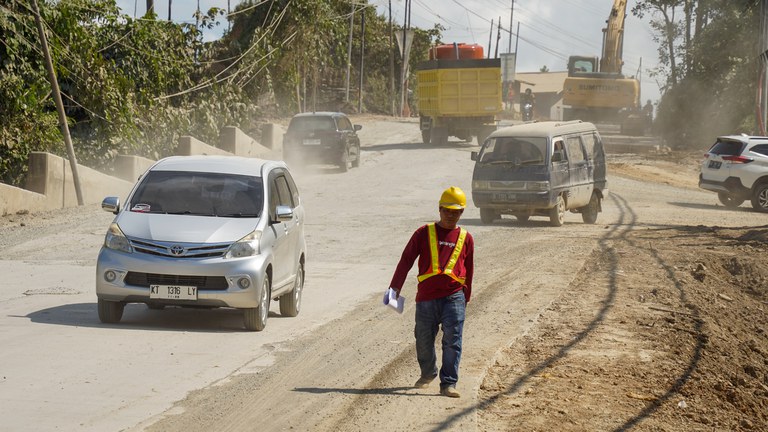 Pekerja melintas di sekitar proyek pembangunan IKN Nusantara di Kalimantan Timur, 29 Juli 2024. [Muhibar Sobary Ardan/BenarNews]