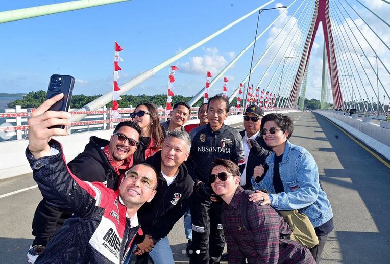 Presiden Joko “Jokowi” Widodo (belakang tengah) berfoto bersama sejumlah influencer yang datang dari Jakarta sesaat setelah meresmikan Jembatan Pulau Balang di Kabupaten Penajam Paser Utara, Kalimantan Timur, yang menghubungkan Kota Balikpapan dengan Kabupaten Penajam Paser Utara dan Provinsi Kalimantan Selatan, 28 Juli 2024. [Foto: Rusman & Muchlis Jr - Biro Pers Sekretariat Presiden/via Instagram Jokowi]