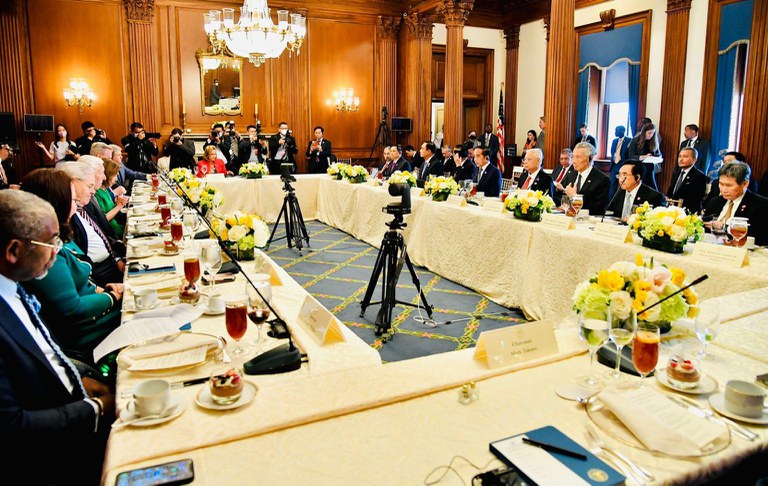 Presiden Jokowi pada jamuan santap siang pemimpin negara-negara ASEAN oleh Ketua Dewan Perwakilan AS Nancy Pelosi dan Anggota Kongres AS di Capitol Hill, Washington DC, Kamis (12/05/2022). [Foto: BPMI Setpres/Sekretariat Kabinet RI]