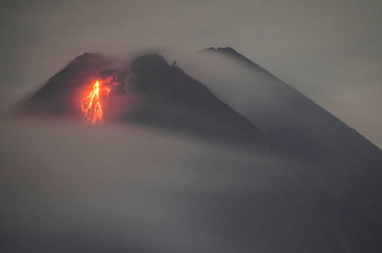 Aliran lahar dari Gunung Merapi dilihat dari Yogyakarta pada 19 Januari 2021. [AFP]