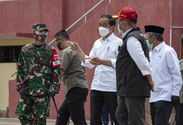 Kunjungi Korban Gempa di Mamuju, Jokowi Minta Utamakan Kebutuhan Pengungsi Kunjungi Korban Gempa di Mamuju, Jokowi Minta Utamakan Kebutuhan Pengungsi