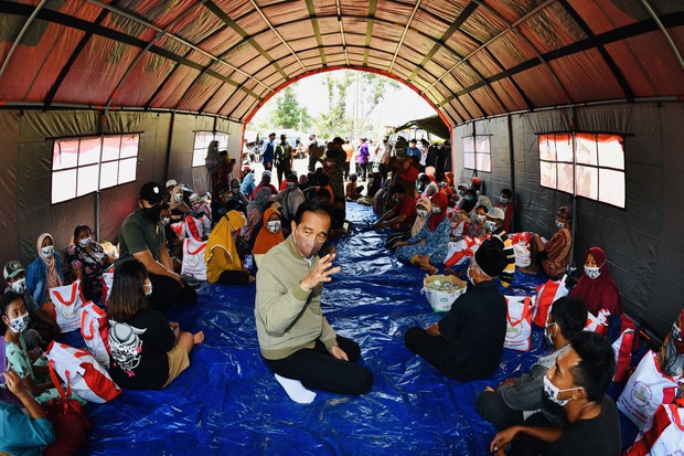 Jokowi Janji Relokasikan, Bangun Rumah 2.000 Keluarga Terdampak Letusan Semeru Jokowi Janji Relokasikan, Bangun Rumah 2.000 Keluarga Terdampak Letusan Semeru