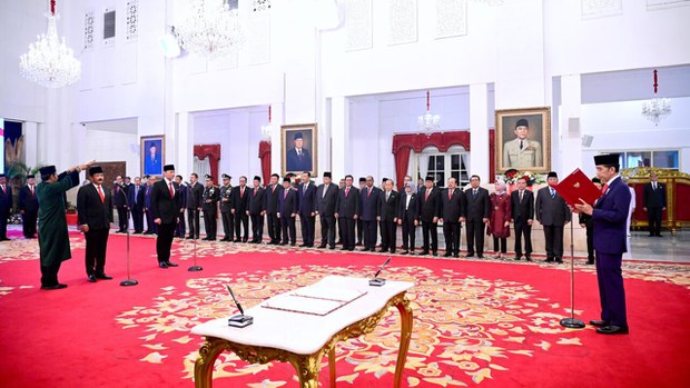 Presiden Joko Widodo lantik Agus Yudhoyono sebagai menteri agraria Presiden Joko Widodo lantik Agus Yudhoyono sebagai menteri agraria