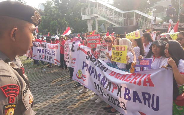 Seorang polisi mengawal unjuk rasa mendukung pimpinan KPK yang baru di halaman gedung KPK, Jakarta, 20 Desember 2019. (Rina Chadijah/BeritaBenar)
