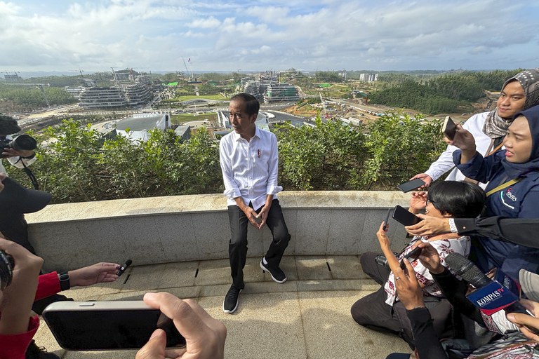 Presiden Joko Widodo (tengah) berbicara kepada wartawan di Nusantara, ibu kota baru Indonesia yang sedang dibangun di Penajam Paser Utara, Kalimantan Timur, 29 Juli 2024. [Fadlan Syam/AP]