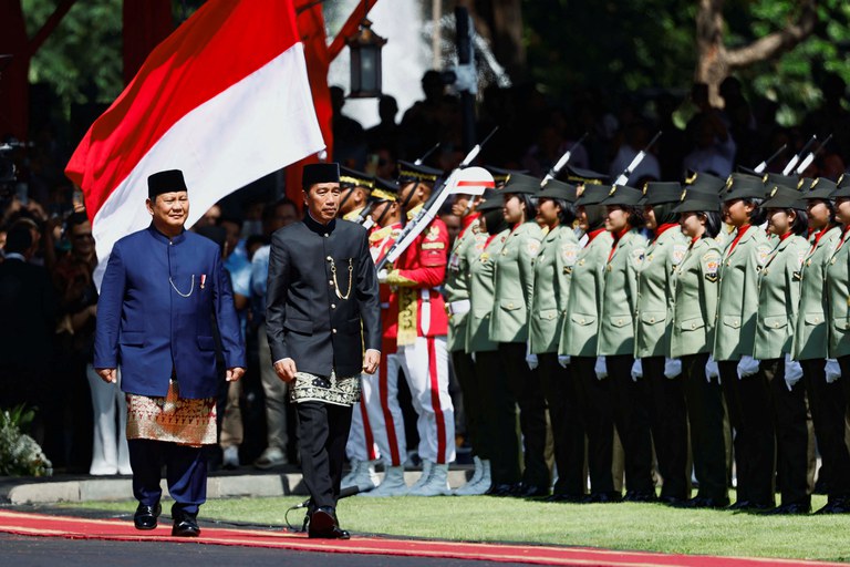Sesaat setelah pelantikannya, Presiden Prabowo Subianto, berjalan bersama mantan Presiden Joko Widodo, memeriksa barisan kehormatan dalam upacara serah terima jabatan di Istana Merdeka di Jakarta, 20 Oktober 2024. [Willy Kurniawan/Reuters]