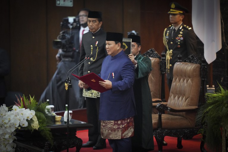 Prabowo Subianto, mengambil sumpah jabatan sebagai presiden di hadapan mantan Presiden Joko “Jokowi” Widodo dalam upacara pelantikan di gedung DPR di Jakarta, 20 Oktober 2024. [Tatan Syuflana/AP]