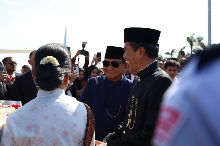 Presiden Indonesia Prabowo Subianto (tengah) melepas mantan Presiden Joko Widodo (kanan) dan mantan ibu negara Iriana Jokowi yang bersiap menaiki pesawat TNI AU untuk kembali ke Solo dari Pangkalan TNI AU Halim Perdanakusuma, Jakarta, 20 Oktober 2024. [Biro Pers Sekretariat Presiden]