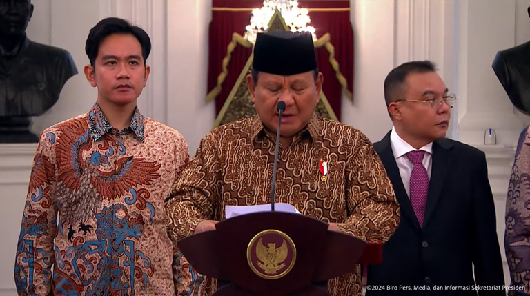 Presiden Prabowo Subianto didampingi wakil presiden Gibran Rakabuming Raka mengumumkan susunan Kabinet Merah Putih, di Istana Negara, Jakarta, Minggu, 20 Oktober 2024 malam. [Biro Pers Sekretariat Presiden]