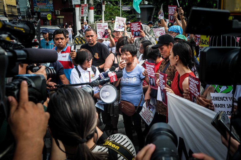 Celia Veloso menggunakan berbicara kepada para pendukungnya yang berkumpul di sekitar Istana Kepresidenan Malacañang di Manila setelah menyampaikan surat yang memohon Presiden Joko “Jokowi” Widodo untuk membebaskan putrinya dari hukuman mati atas tuduhan narkoba, 10 Januari 2024. [Jojo Riñoza/BenarNews]