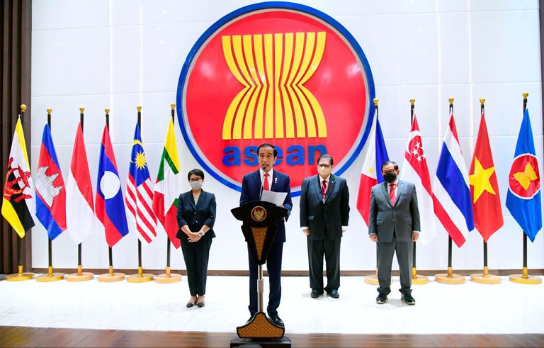 Presiden Indonesia Joko Widodo memberikan pernyataan didampingi sejumlah menterinya pasca pertemuan darurat terkait Myanmar oleh para pemimpin Perhimpunan Bangsa Bangsa Asia Tenggara di Sekretariat ASEAN di Jakarta, 24 April 2021. [Foto handout/Muchlis Jr./Istana Kepresidenan Indonesia via AP]