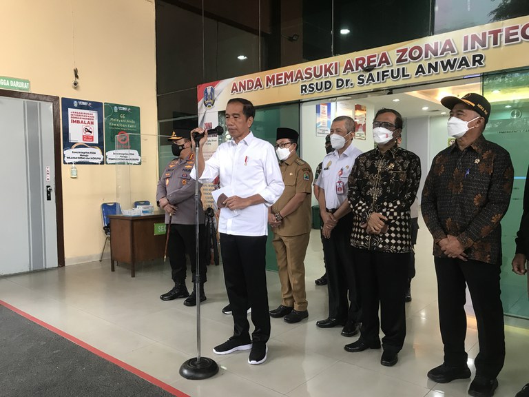 Presiden Joko Widodo menyampaikan pidatonya saat mengunjungi RSUD Dr. Saiful Anwar di Malang, Jawa Timur, di mana sejumlah korban tragedi Stadion Kanjuruhan dirawat, 5 Oktober 2022. [Eko Widianto/BenarNews]
