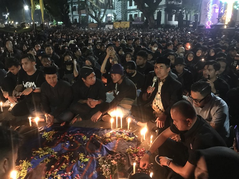 Ribuan warga Malang menggelar doa bersama untuk korban tragedi Stadion Kanjuruhan di depan Balai Kota Malang, Jawa Timur, 5 Oktober 2022. [Eko Widianto/BenarNews]