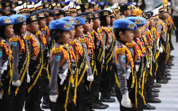Anak-anak mengenakan pakaian polisi saat upacara peringatan Hari Bhayangkara ke-72 di Istora Senayan, Jakarta, 11 Juli 2018. (Dok. Biro Pers Sekretariat Presiden)