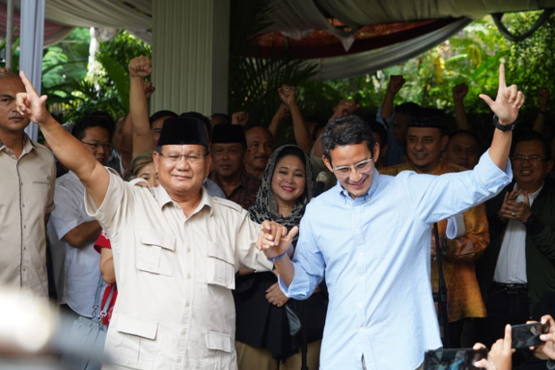 Calon presiden Prabowo Subianto dan wakilnya Sandiaga Uno beserta pendukung mereka yang mengatakan akan menggugat ke Mahkamah Konstitusi atas hasil Pilpres 2019 yang memenangkan Jokowi-Amin, berkumpul di Kertanegara, Jakarta, 21 Mei 2019. (Dok: BPN)