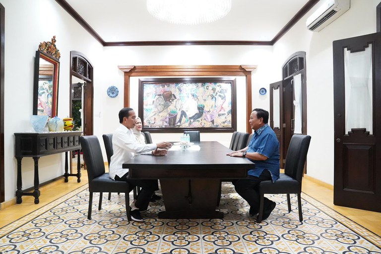 Mantan Presiden Joko “Jokowi” Widodo didampingi Iriana Jokowi menerima kunjungan Presiden Prabowo Subianto di rumah mereka di Solo, Jawa Tengah, pada Minggu, 3 November 2024. [via Instagram @prabowo]