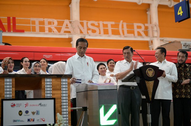 Jokowi resmikan LRT untuk tangkal kemacetan dan polusi di Jakarta