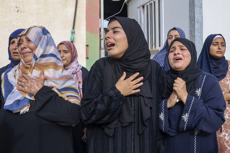 Warga Palestina berduka saat pemakaman anggota keluarga mereka yang tewas dalam serangan tentara Israel di Khan Yunis di Jalur Gaza selatan, 10 Oktober 2023. [Said Khatib/AFP]