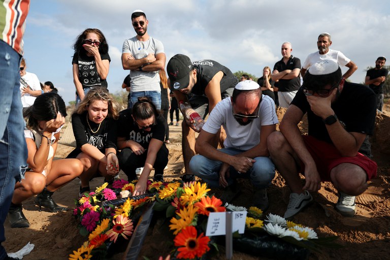 Sejumlah warga Israel berduka menghadiri pemakaman kerabat mereka di Ashkelon, di Israel selatan, Selasa,10 Oktober 2023, yang terbunuh dalam serangan kelompok militan bersenjata Palestina, Hamas, di tengah konser musik yang menyebabkan sedikitnya 260 orang tewas pada Sabtu minggu lalu. [Violeta Santos Moura/Reuters]