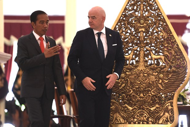 Jokowi: Stadion Kanjuruhan akan dibongkar dan dibangun ulang Jokowi: Stadion Kanjuruhan akan dibongkar dan dibangun ulang
