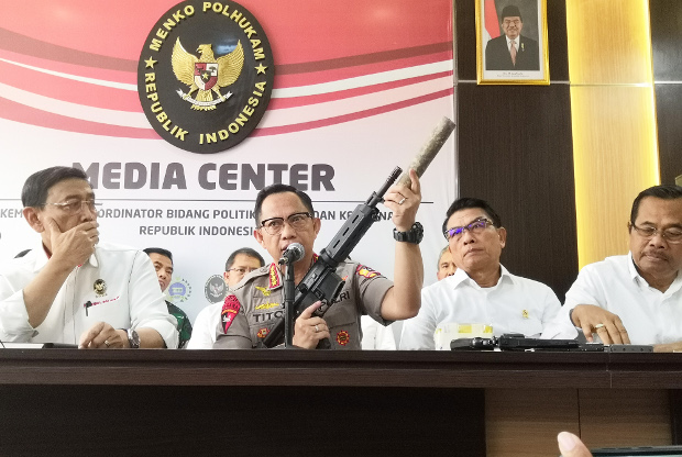 Kapolri Jenderal Tito Karnavian (tengah) yang didampingi Menko Polhukam Wiranto (kiri), Kepala Staf Kepresidenan Moedoko (dua dari kanan) dan Jaksa Agung M. Prasetyo, memperlihatkan senjata yang disita dalam seminggu terakhir oleh aparat kepolisian, dalam jumpa pers di Jakarta, 22 Mei 2019. (Tia Asmara/BeritaBenar)