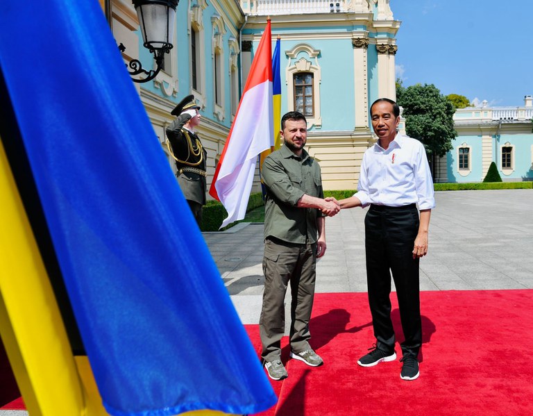 Presiden Ukraina Volodymyr Zelenskyy (kiri) berjabat tangan dengan Presiden Indonesia, Joko “Jokowi” Widodo, di Istana Maryinsky di Kyiv, Ukraina, 29 Juni 2022. [Biro Pers Sekretariat Presiden Indonesia]