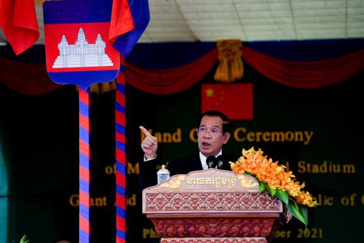 Perdana Menteri Kamboja Hun Sen memberi isyarat saat dia berbicara dalam sebuah acara di Stadion Nasional Morodok Techo, di Phnom Penh, 12 September 2021. [Reuters]
