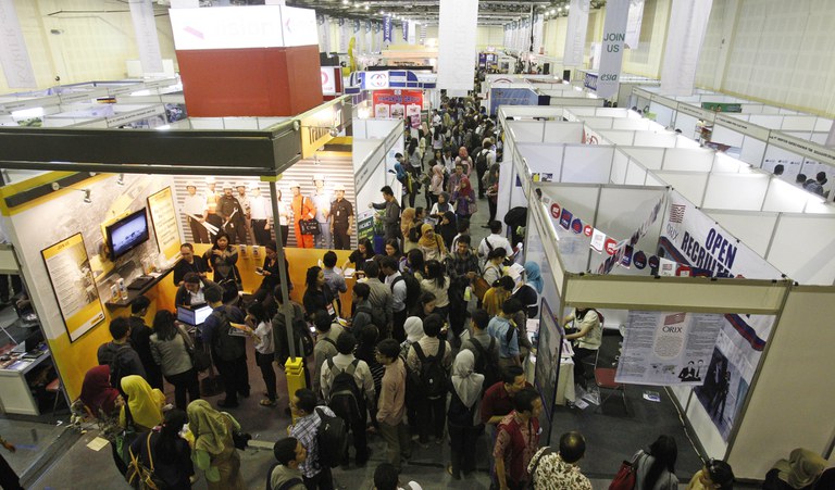 Para pencari kerja dalam sebuah bursa kerja di Jakarta, 30 Agustus 2013. [Achmad Ibrahim/AP]