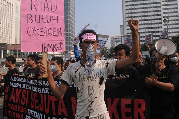 Aksi Sejuta Masker untuk korban kabut asap Sumatera dan Kalimantan di Bundaran HI, Jakarta, 11 Oktober 2015. [BeritaBenar]