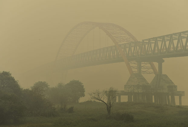 Jembatan Kahayan di Palangkaraya, Kalimantan Tengah, diselimuti kabut asap kuning, 27 Oktober 2015. (AFP)